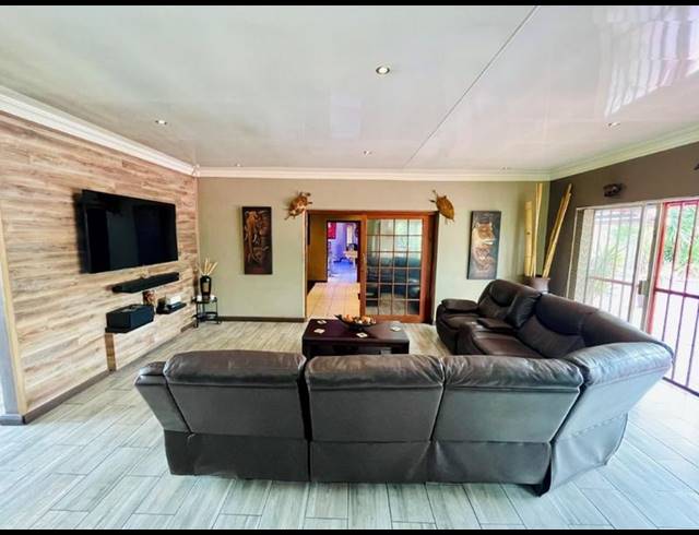 3 BEDROOM HOUSE FOR SALE IN BRACKENHURST